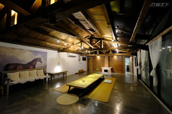 小雨林民宿里，让人一入住就好想打滚的休閒客厅空间。连田馥甄拍摄MV都来取景过。(图/行遍天下提供)