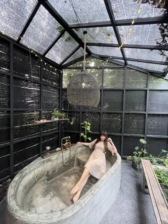 每间房都配置不同样貌浴池，让人彷佛置身户外。(图/行遍天下提供)