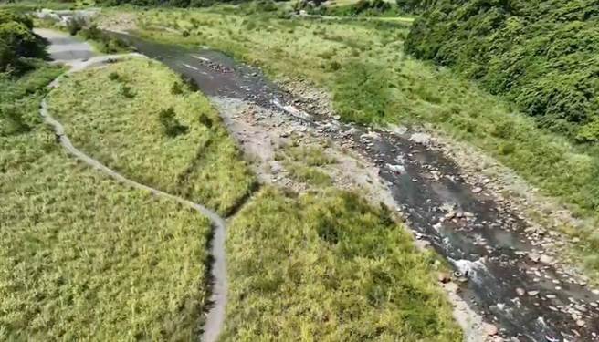 暑假到來，水上活動盛行，宜蘭縣南澳鄉南澳南溪漂漂河、沙灘車遊憩活動，引發部落居民反彈，恐威脅河道沿岸部落居民財產及破壞野生動植物生態，南澳鄉武塔村遂於11日晚間召開聯合部落會議，約60逾人出席，以舉手表決方式，52票比0票，全力反對漂漂河、沙灘車2項遊憩開發行為。（民眾提供／吳佩蓉宜蘭傳真）