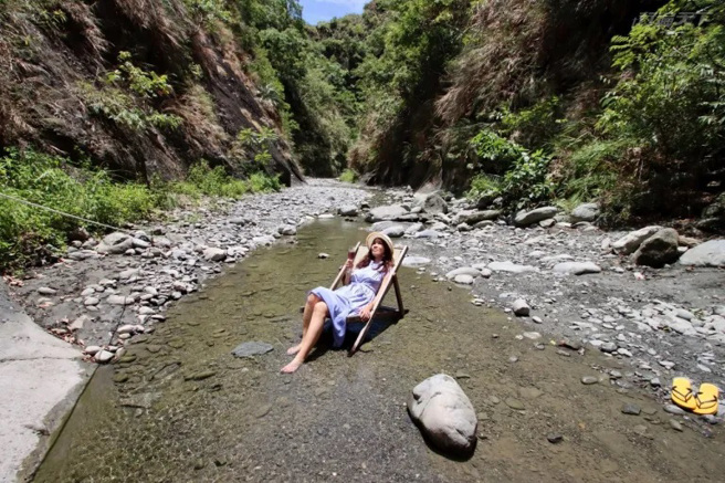 搬张椅子坐在清浅的野溪上，清凉消暑又有劲。（图片提供：Paul Chi）