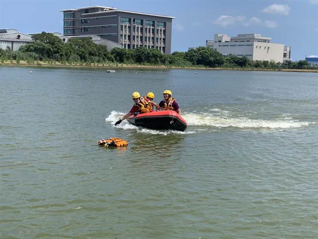 暑假到來，民眾戲水頻率增，桃市消防局第三大隊新坡分隊辦理救援演練。（新坡分隊提供／蔡明亘桃園傳真）
