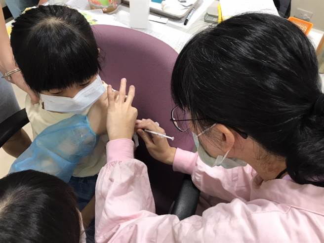 金門地區兒童第2劑疫苗已有1144人完成接種，基礎劑覆蓋率已達34.40％。（縣府提供）