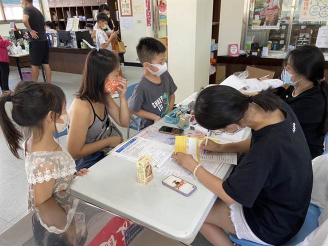 縣府提醒，家長應攜帶兒童的健保卡、疫苗接種卡(小黃卡)、意願書，依學校通知的時間、地點陪伴孩子前往接種。（縣府提供）