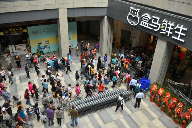 阿里巴巴旗下連鎖超市盒馬鮮生正在尋求以約 60 億美元的估值籌集資金，此一估值較年初大幅調降4成，據稱是受到今年以來上海與大陸各地城市疫情封控措施的影響。圖為昆明盒馬鮮生門市。（圖／中新社）