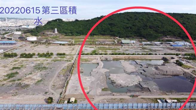 中油五轻整治区未依原计划于6月交地给台积电，12日居民爆料台积电预定设场址、第三区土地4月解除列管后，不论晴雨始终有大片洼地积水，面积还越来越大，疑似就是从地底下冒出的受污染地下水。（市议员陈丽娜提供／袁庭尧高雄传真）
