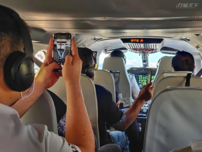 超级近距离看机长驾驶的机会非常难得。（图片提供：温士凯）