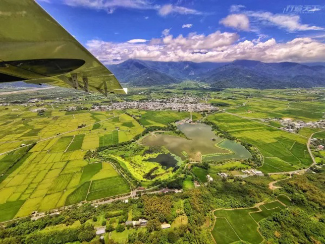 翱翔在台东低空飞行，山与海都看得超满足。（图片提供：安捷航空）