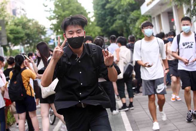 大学入学考试从指定科目考试改为「分科测验」，12日考完最后一节课后，应试同学开心地步出考场。（邓博仁摄）

