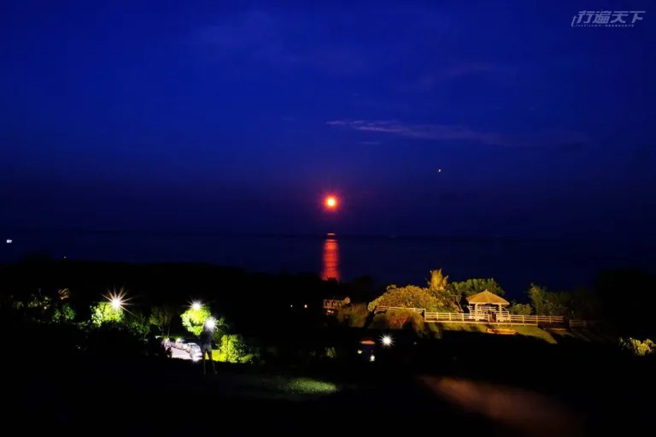 都歷游客中心红月亮。（图/ 行遍天下）