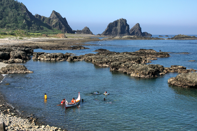 东清湾是兰屿搭拼板舟的热门地点，海水清透且浪小，风景更是无比绝美。（图/ 行遍天下）

