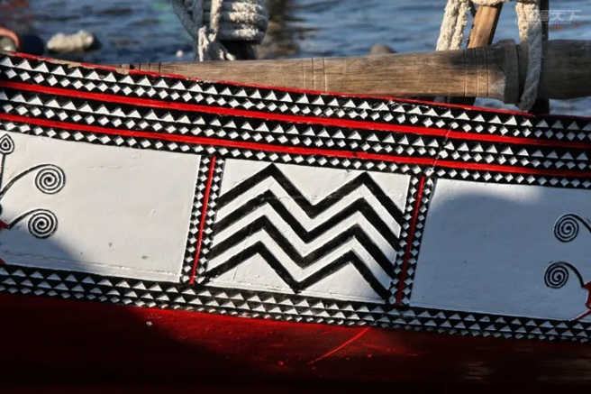 充满各式图腾雕刻的拼板舟，波浪纹代表的意思为海浪。（图/ 行遍天下）