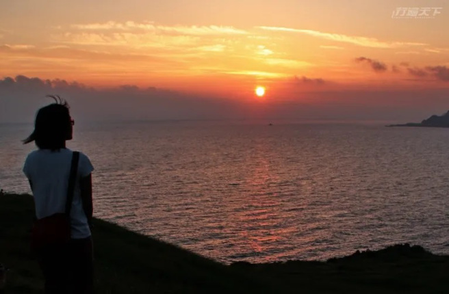 红头部落青青草原。（图/ 行遍天下）