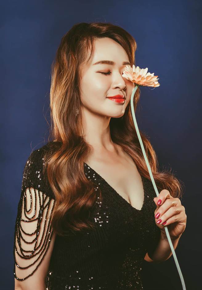 曾被德国《西南日报》评选为年度歌手、现任职德国乌尔姆剧院驻院的次女高音石易巧，现已返台隔离，本周末将再度挑战演唱华格纳《威森东克之歌》，这是在台湾较少听见的曲目。（陈彦彰摄，石易巧提供）