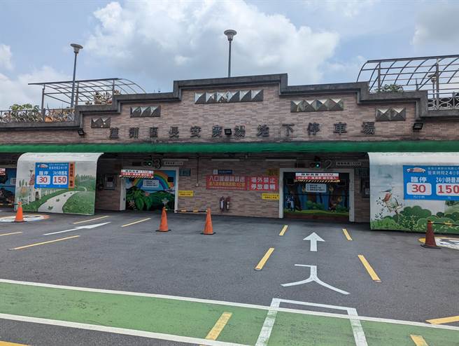 长安街公有停车场因地目问题，仅能盖成地下机械停车场，并只有148个停车位。(黄敬文摄)