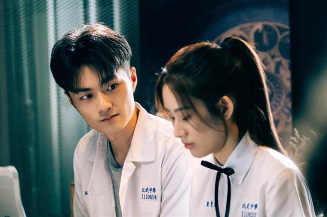 新人吴秉宸、莫曼君一起拍摄MV。（比武制作提供）