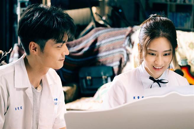 新人吴秉宸、莫曼君一起拍摄MV。（比武制作提供）