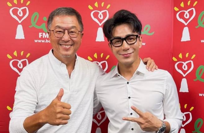 郭彥均（右）日前接受王偉忠（左）邀請，上廣播節目《欸！我說到哪裡了？！》。（圖／郭彥均facebook）