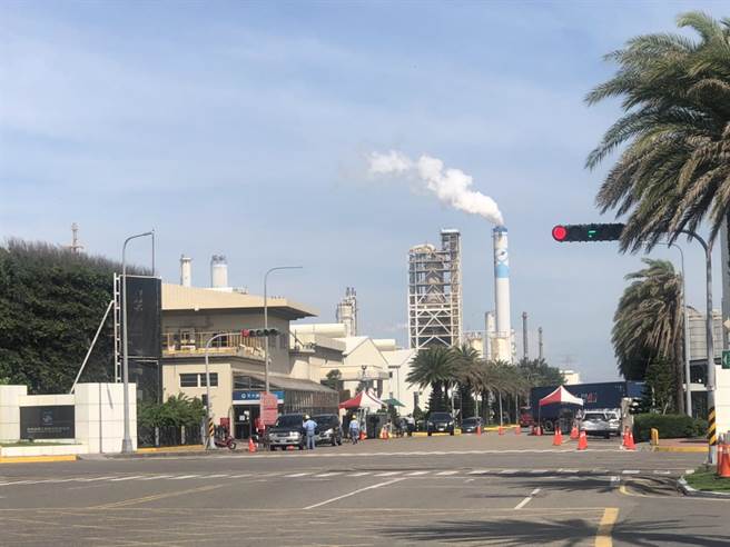 35名台西乡、麦寮乡民以本人或等亲属罹患癌症甚至致死，去年对六轻工业区设厂的5公司提告，并提出民事赔偿3380万元，云林地方法院今（12日）宣判驳回。（本报资料照片）