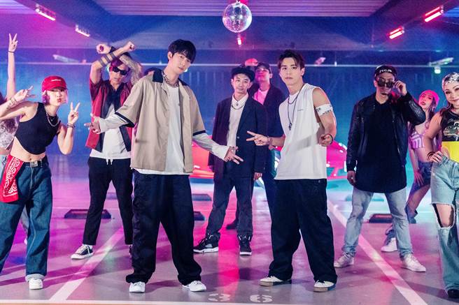 MV中许书豪被田一德逼迫进舞池跳舞。(华纳音乐提供)