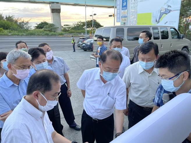 警政署长黄明昭（中）南下视察屏鹅公路塞车状况，并与其他交通单位现地会勘。（警政署提供）