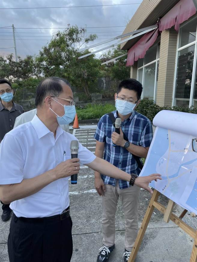 警政署长黄明昭（前左）南下视察屏鹅公路塞车状况，听取相关简报。（警政署提供）