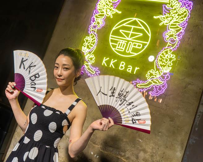 謝欣穎12日出席金門酒廠70週年快閃酒吧—「KK Bar金酒吧」開幕記者會。（金門酒廠提供）