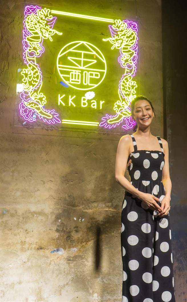 謝欣穎化身一日純烈系店長。（金門酒廠提供）