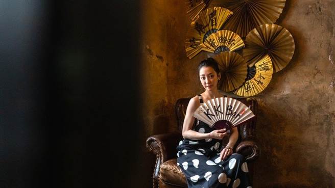 謝欣穎平時也很常跟朋友相約喝一杯。（金門酒廠提供）