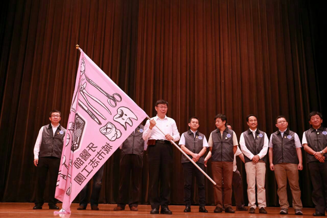 陳時中(右一)曾代表牙醫界力挺柯文哲(持旗者)，如今批評台北市政被譏「迴力鏢」。（圖／取自臉書）