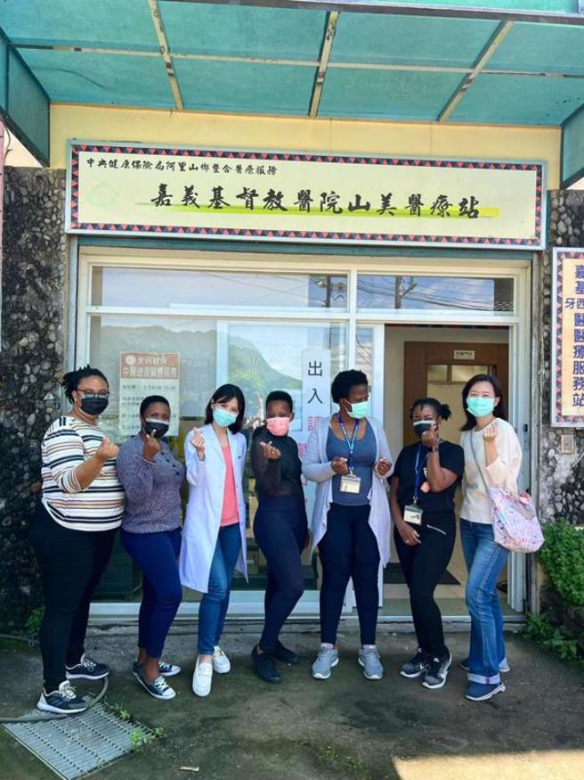  非洲友邦史瓦帝尼医疗团到嘉义学习儿妇科照护，近日参访阿里山区医疗，嘉义基督教医院家庭医学科主治医师暨部落健康中心主任安欣瑜（左3）协助说明，医疗团参访后非常羡慕台湾便宜且优良的医疗服务。（图/ 中央社）