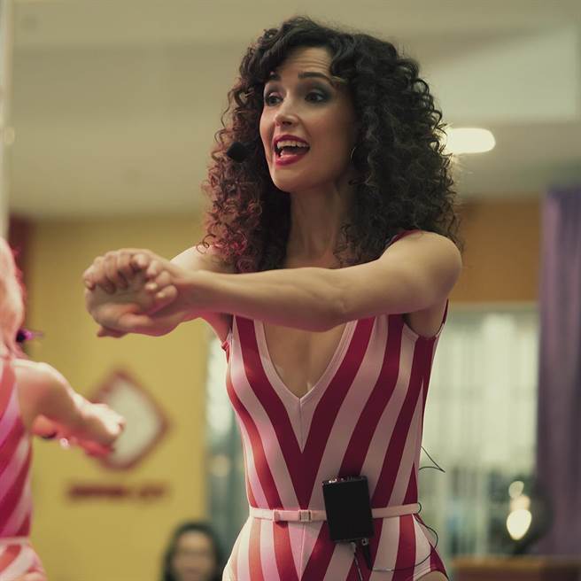 性感尤物萝丝拜恩在《舞出新方向》化身復古健美女郎。（摘自Apple TV脸书）