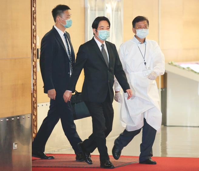 前往日本参加前日相安倍晋三丧礼的副总统赖清德（中），12日晚间搭机返台。（范扬光摄）