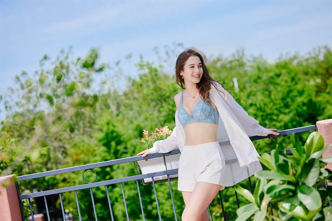 EASY SHOP[Audrey]会呼吸的内衣 左岸香颂-轻薄透蕾丝低V集中机能内衣-晨雾蓝，1380元。（EASY SHOP提供）