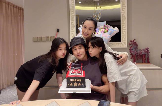 锺丽缇一家去年也一起替张伦硕生日庆祝。(图／取自锺丽缇微博)