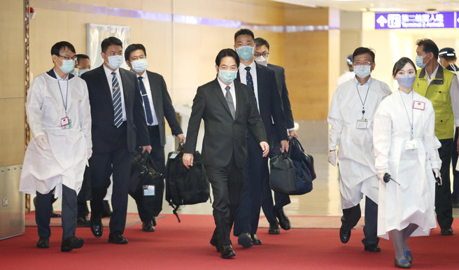 针对赖清德访日吊唁安倍，学者认为绿营名嘴无须敲锣打鼓。图为赖清德(中)12日晚间返台。范扬光摄