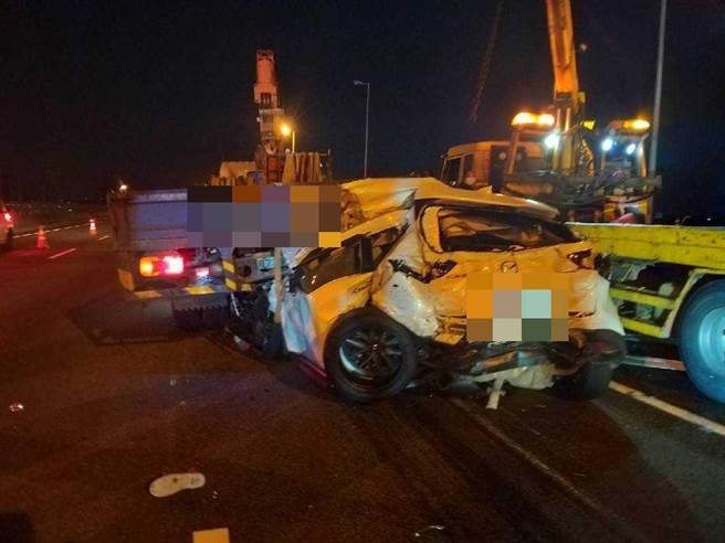 国道3号晚间发生一起重大车祸，包含1辆大货车、1辆联结车、2部自小客车追撞，一共造成4人轻重伤。（民眾提供／吴建辉彰化传真）