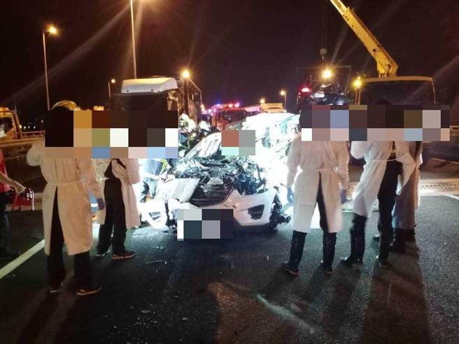 其中１名伤者被救出时已经OHCA命危送往彰化基督教医院抢救中。（民眾提供／吴建辉彰化传真）