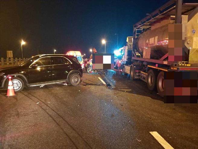 目前警方正在现场处理，撞击力道过猛零件散落一地，占据中、外、外路肩车道，造成回堵，国道警方提醒用路人改道通行。（民眾提供／吴建辉彰化传真）