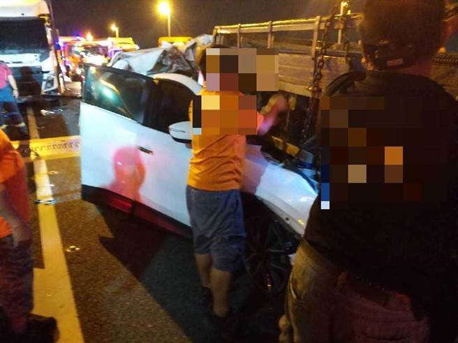 由于撞击力道过猛，现场零件散落一地，包括路肩共有三个车道无法通行，仅有内线能通过。（民眾提供／吴建辉彰化传真）