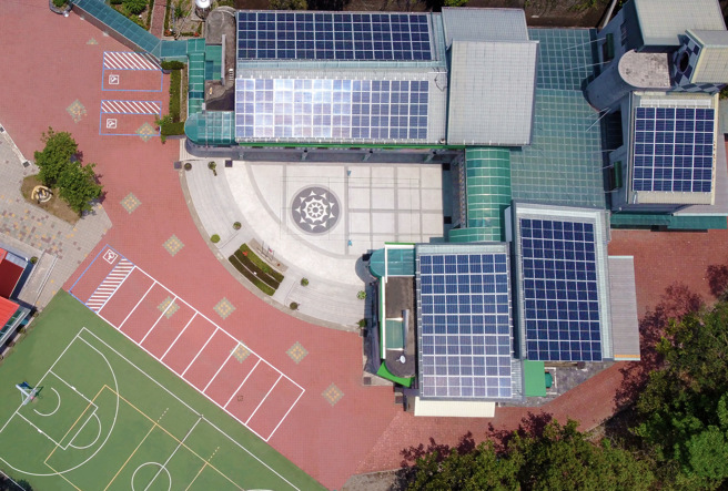 美欧亚协助茂林国中最大程度利用校园閒置屋顶、风雨球场、汽机车棚架铺设太阳能板。（美欧亚绿能提供）
