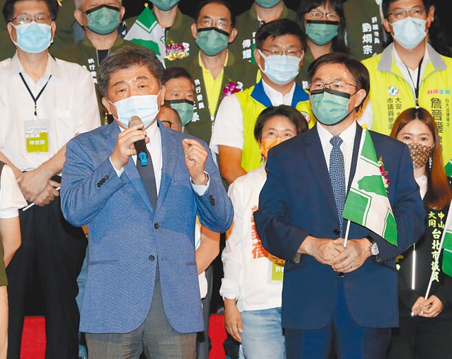 民进党台北市党部第19届主任委员张茂楠就职典礼11日在台北市公务人力发展中心卓越堂举行，获得民进党选对会建议徵召出战台北市长的卫福部长陈时中（前左）致词时表示，自己指这个城市发展停滞太久，不是批评而是毋甘（舍不得），是充满对台北的诚意，从诚意出发看起来毋甘（舍不得）。（刘宗龙摄）