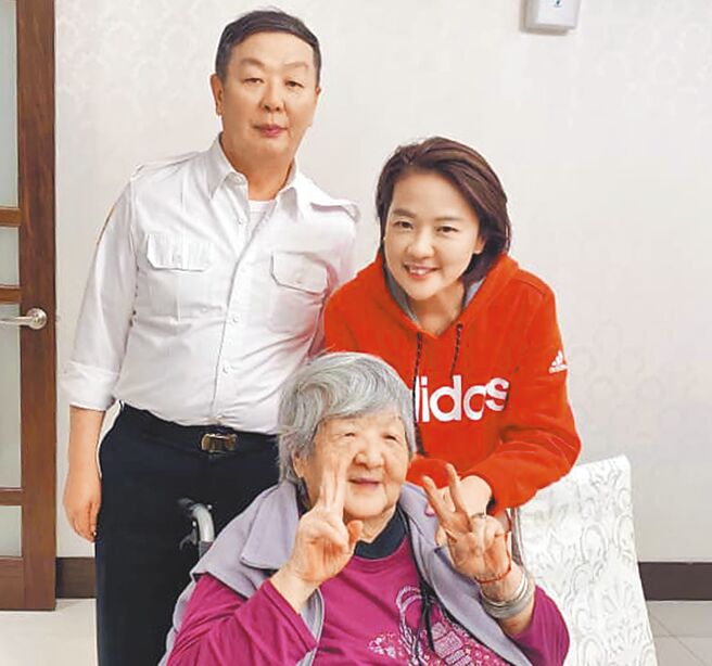 可望代表民眾黨參選的台北市副市長黃珊珊14日將出新書《33個人生故事》，她在書中特別提到二哥、前參謀總長黃曙光，兄妹2人曾為了廢止《刑法》100條內亂罪冷戰了10年，圖為2021年黃珊珊在臉書上貼文談與哥哥黃曙光的兄妹情誼。（摘自黃珊珊臉書）