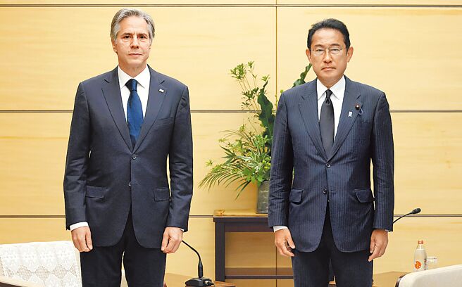 美国国务卿布林肯（左）11日抵达东京悼念安倍，日本首相岸田文雄（右）在首相府接待。（摘自日本国首相官邸）
