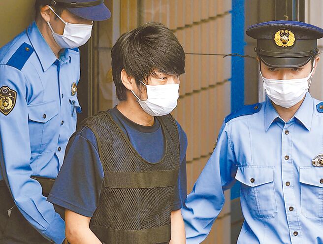 世界和平統一家庭聯合會日本教會會長田中富廣11日表示，山上徹也母親是教友，但否認要求成員捐贈高額巨款。圖中為涉嫌殺害日本前首相安倍晉三的山上徹也。（路透）