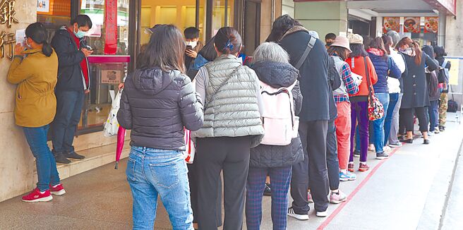 彰化检警侦办全国首起诈领确诊防疫理赔金案，彰化地检署11日予以6人缓起诉处分。图为去年街头出现爆炸性的投保人潮。（本报资料照片）