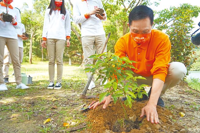 台湾房屋集团总裁彭培业致力提倡ESG+，在新北、桃园中坜、新竹及苗栗等地区养护四大林场，长期种植上万株绿林树木。（台湾房屋提供）