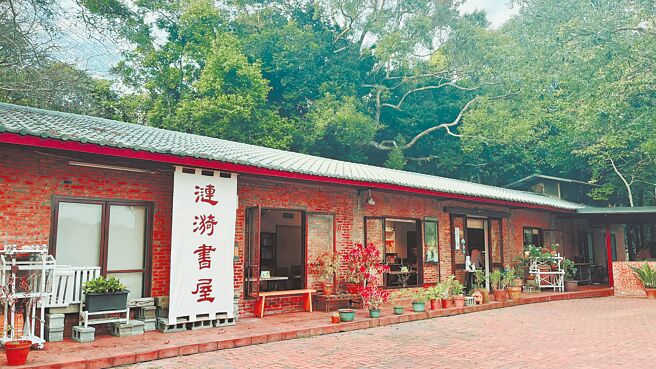 台湾房屋集团今年在新竹沙湖坜推出公益书屋「涟漪书屋」，推行「让书去旅行」的公益活动。（台湾房屋提供）