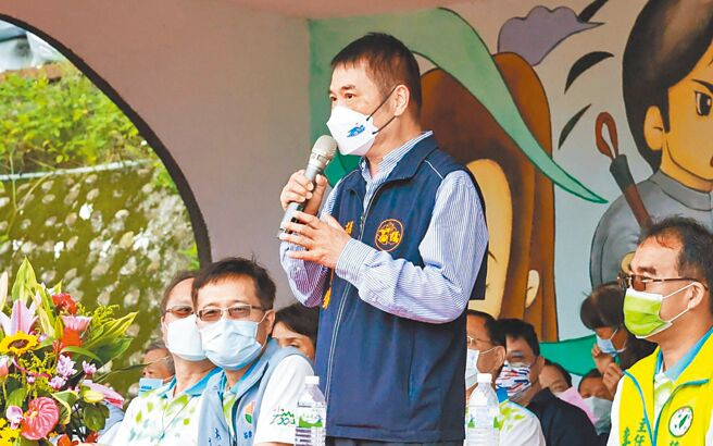 苗栗縣議長鍾東錦（站立者）對於國民黨中央要拔其黨部主委一職，表示對諸多傳言不願隨之起舞。（李京昇攝）