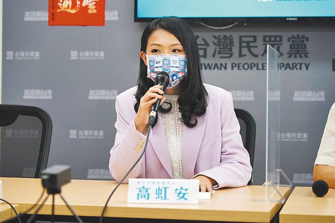 民眾黨立委高虹安11日獲黨提名宣布參選新竹市長，新竹市選戰三腳督正式成形。（民眾黨提供／陳育賢新竹傳真）