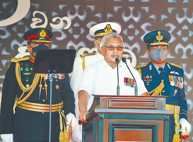圖為2月4日，斯里蘭卡總統戈塔巴雅·拉賈帕克薩在可倫坡舉行的閱兵式上致辭。（新華社）